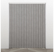 Vertikala persienner i tyg framför ett fönster