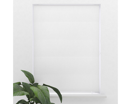 Fönster med neddragen rullgardin för mörkläggning