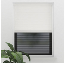 Vit plisségardin på fönster för insynsskydd och dekoration