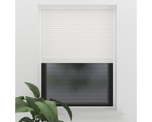 Vit plisségardin på fönster för insynsskydd och dekoration