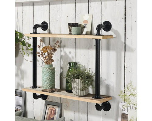 Vägghylla med två nivåer av trä och metallrör