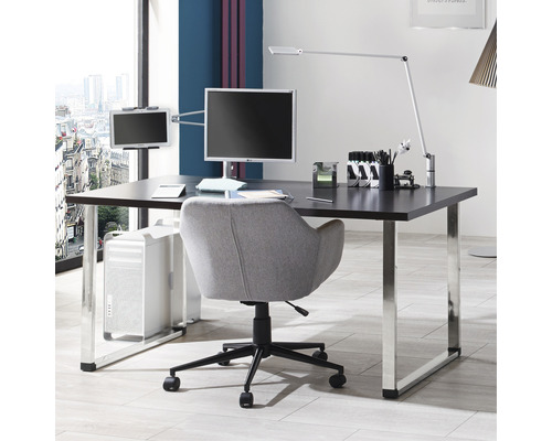 Arbetsplats med skrivbord, kontorsstol, datorskärmar och skrivbordslampa