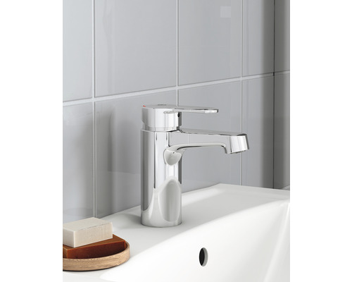 Kromad tvättställsblandare på ett tvättställ