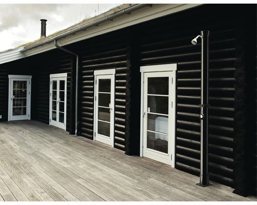 Trähus med utomhusdusch och trägolv