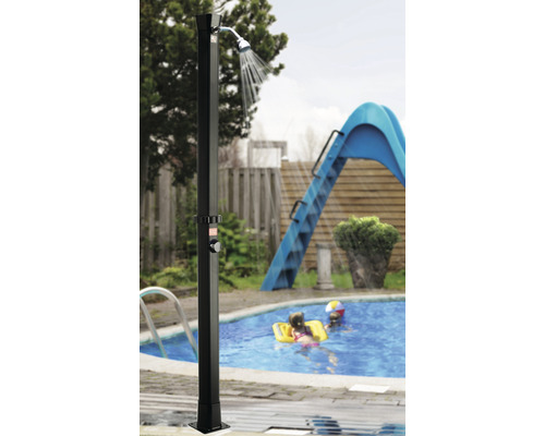 Utomhusdusch av metall bredvid en pool med lekande barn