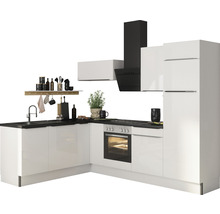 Modernt kök med vita skåp, svart bänkskiva och fläkt