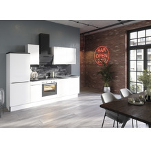 Modern kök med vita skåp, fläkt och matbord