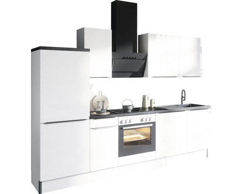 Modernt kök med vita skåp, svart bänkskiva och fläkt.