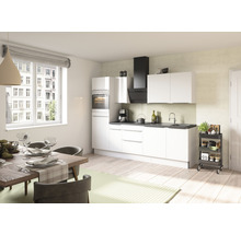 Ljust kök med matbord och pentry