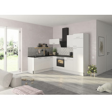 Ljust kök med vita skåp, svart arbetsbänk och fläkt i ett modernt vardagsrum.