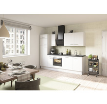 Ljust kök med matbord och köksvagn