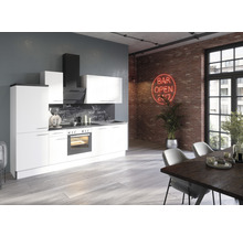 Modernt kök med vita skåp, köksfläkt och matbord i ett rum med tegelvägg