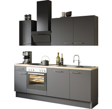 Kök med diskho, spis, fläkt och väggskåp