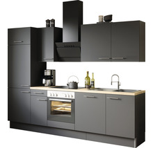 Köksinredning med överskåp, fläkt, diskho och elektriska apparater