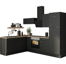 Svart kök med diskho, spis, fläkt och hyllor