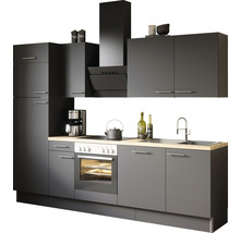 Modernt grått kök med överskåp, fläkt och elektriska apparater.