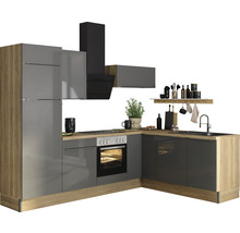 Modernt kök med grå skåp och träaccenter