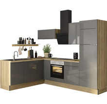 Modernt kök med diskho, spis, fläkt och skåp