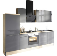 Modernt kök med fläkt och elspis