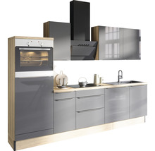 Modernt kök med inbyggnadsugn, fläkt, diskho och köksskåp