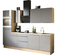 Köksdel med över- och underskåp, fläkt och diskho