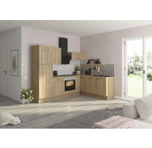 Ljust kök med trädekor, köksfläkt och kaklat bakstycke i ett ljust rum.