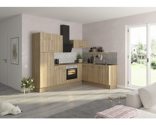 Hörnkök utan vitvaror Erik290 270cm vildek matt vänsterutförande Ljust kök med trädekor, köksfläkt och kaklat bakstycke i ett ljust rum.