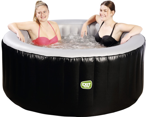 Uppblåsbar bubbelpool med två kvinnor i vattnet.