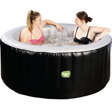 Uppblåsbar, rund, svart bubbelpool med två kvinnor i vattnet.