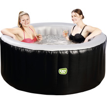 Uppblåsbar bubbelpool med två kvinnor som håller drinkar.