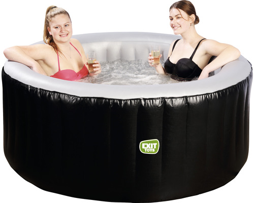 Uppblåsbar bubbelpool med två kvinnor som håller drinkar.