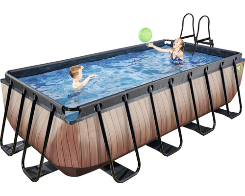 Rektangulär pool med träram, två lekande barn och en stege