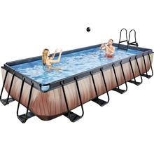 Rektangulär pool med trädesign, två personer och en stege
