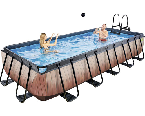 Rektangulär pool med trädesign, två personer och en stege