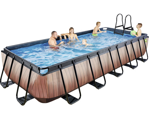 Rektangulär pool med träpanel, stege och badande personer