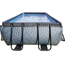 Rektangulär pool med metallram och vatten