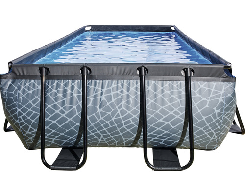 Rektangulär pool med metallram och vatten