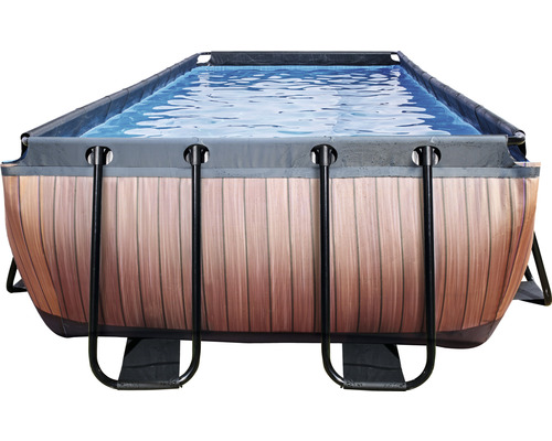 Rektangulär swimmingpool med träpanel och stålram