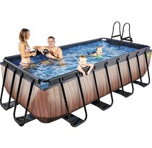Rektangulär ovanjordisk pool med trälook, stege och familj i vattnet.