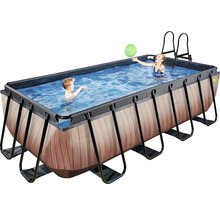 Rektangulär pool med stålram, träutseende, stege och lekande barn