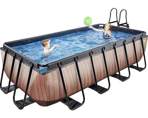 Rektangulär pool med stålram, träutseende, stege och lekande barn