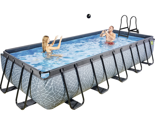 Rektangulär pool med stålram, stege och lekande människor