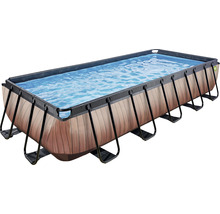 Rektangulär pool med träutseende och vatten