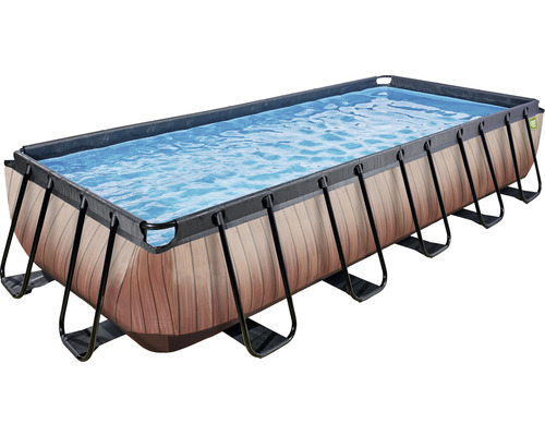Rektangulär pool med träutseende och vatten