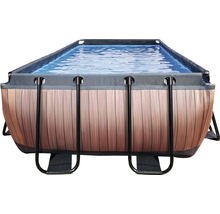 Rektangulär swimmingpool med träpanel och stålram