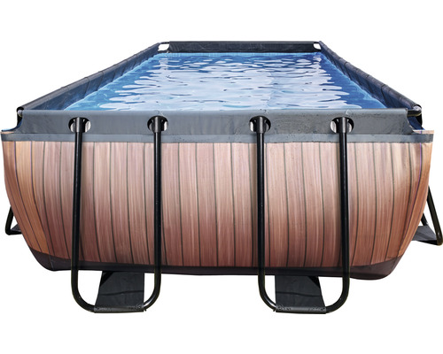Rektangulär swimmingpool med träpanel och stålram