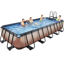 Rektangulär pool med träpanel och personer i vattnet