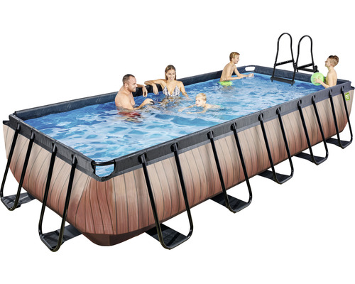 Rektangulär pool med träpanel och personer i vattnet