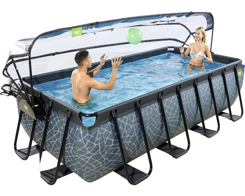 Rektangulär pool med lock och människor som leker i vattnet.