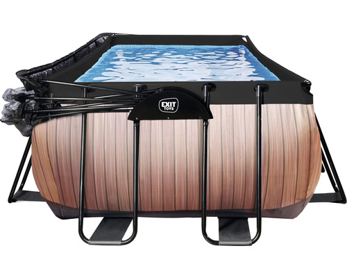 Rektangulär pool med svart ram och träimitation beklädnad